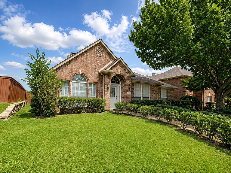 1405 Meadow Dr — Photo 2