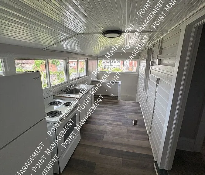 806 Stewart Ave SE #3 — Photo 3