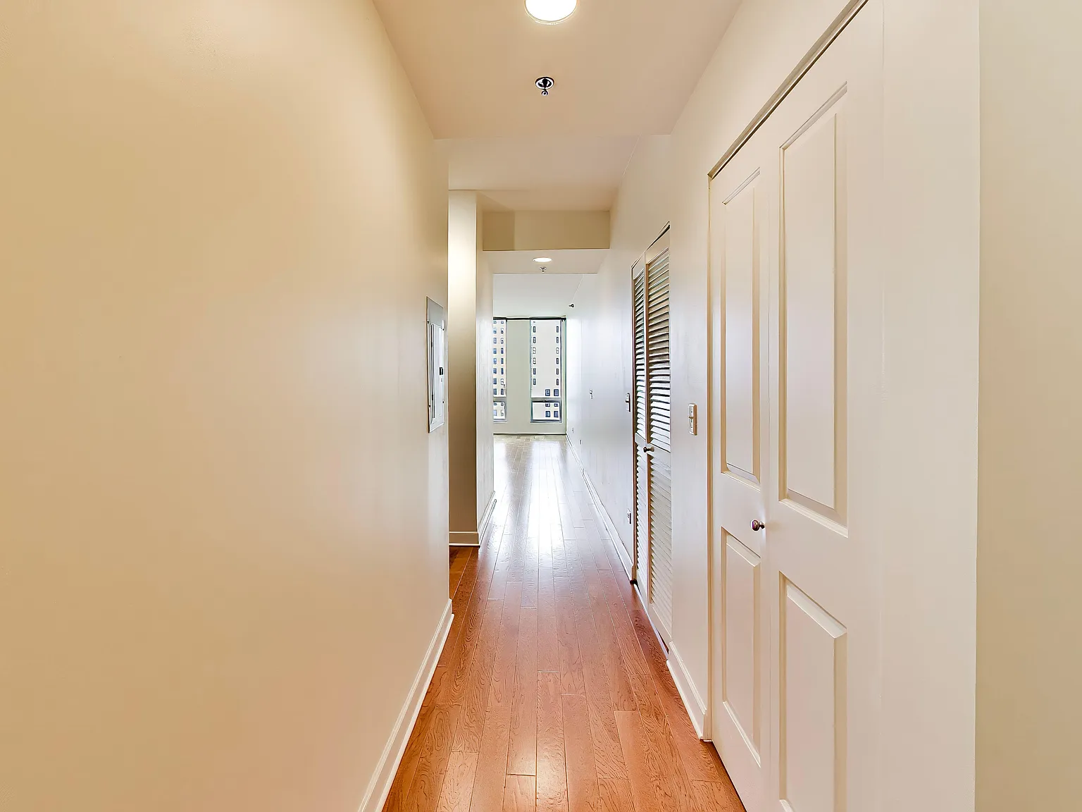 1 bed, 800 sqft, $2,500 — Photo 3