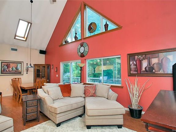 3rd image of 18 Shady Brook Ln