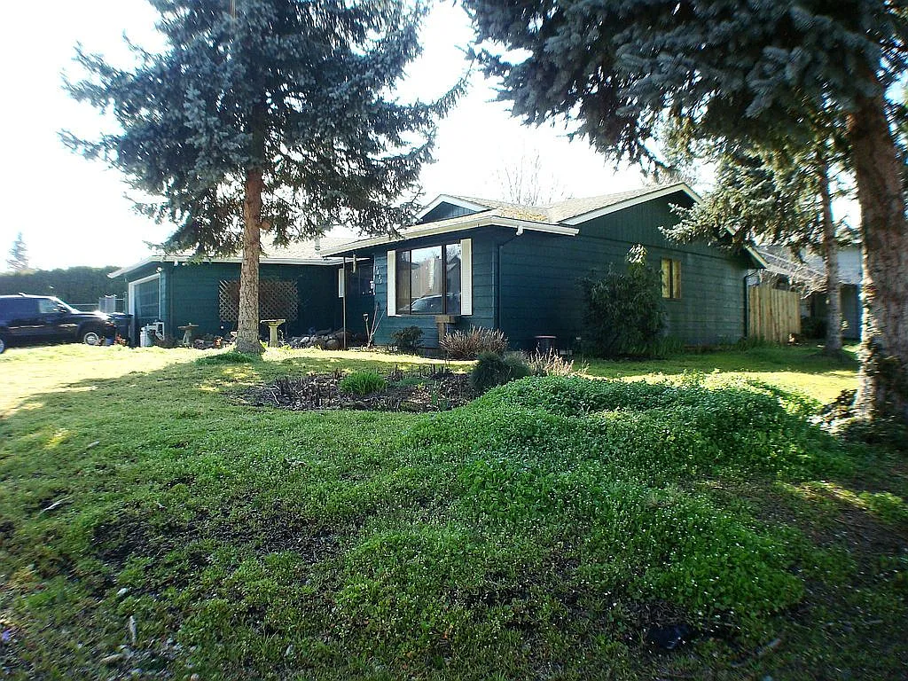 5625 Willapa Ct NE photo 1