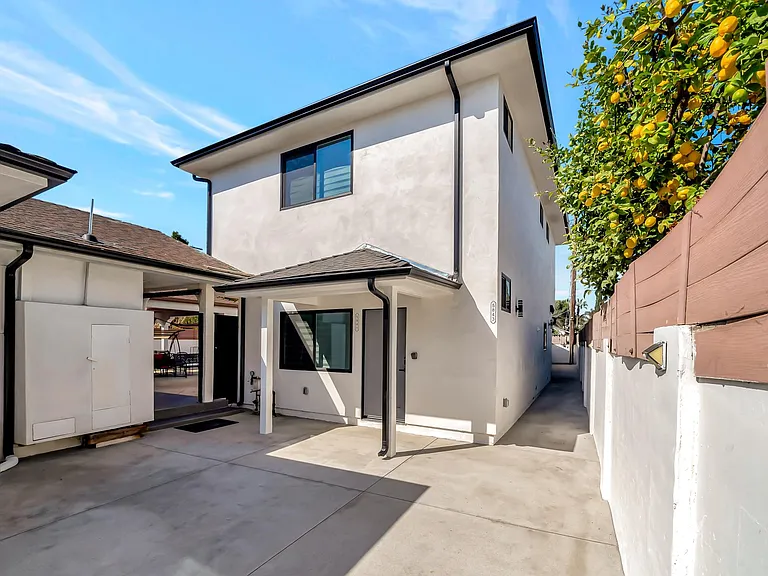 Vanalden Ave — Photo 1