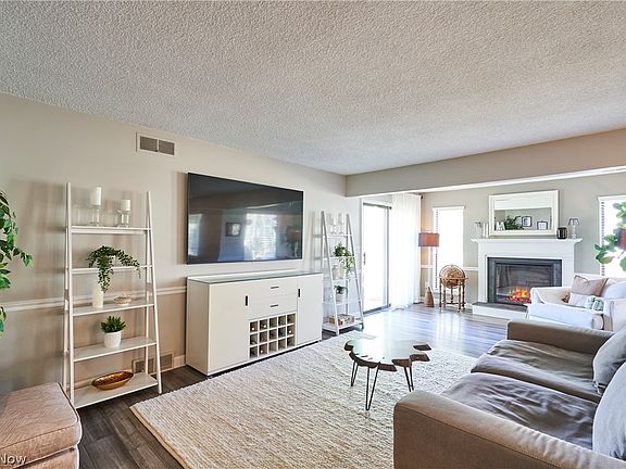 3rd image of 874 Hampton Ridge Dr