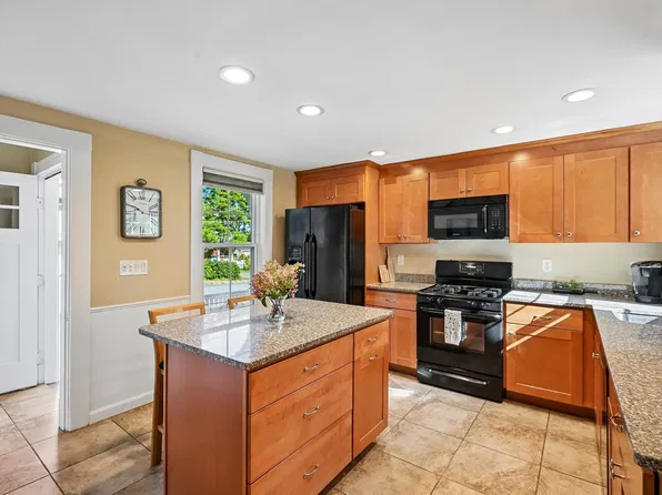 18 Highland Ave, North Chelmsford, MA 01863