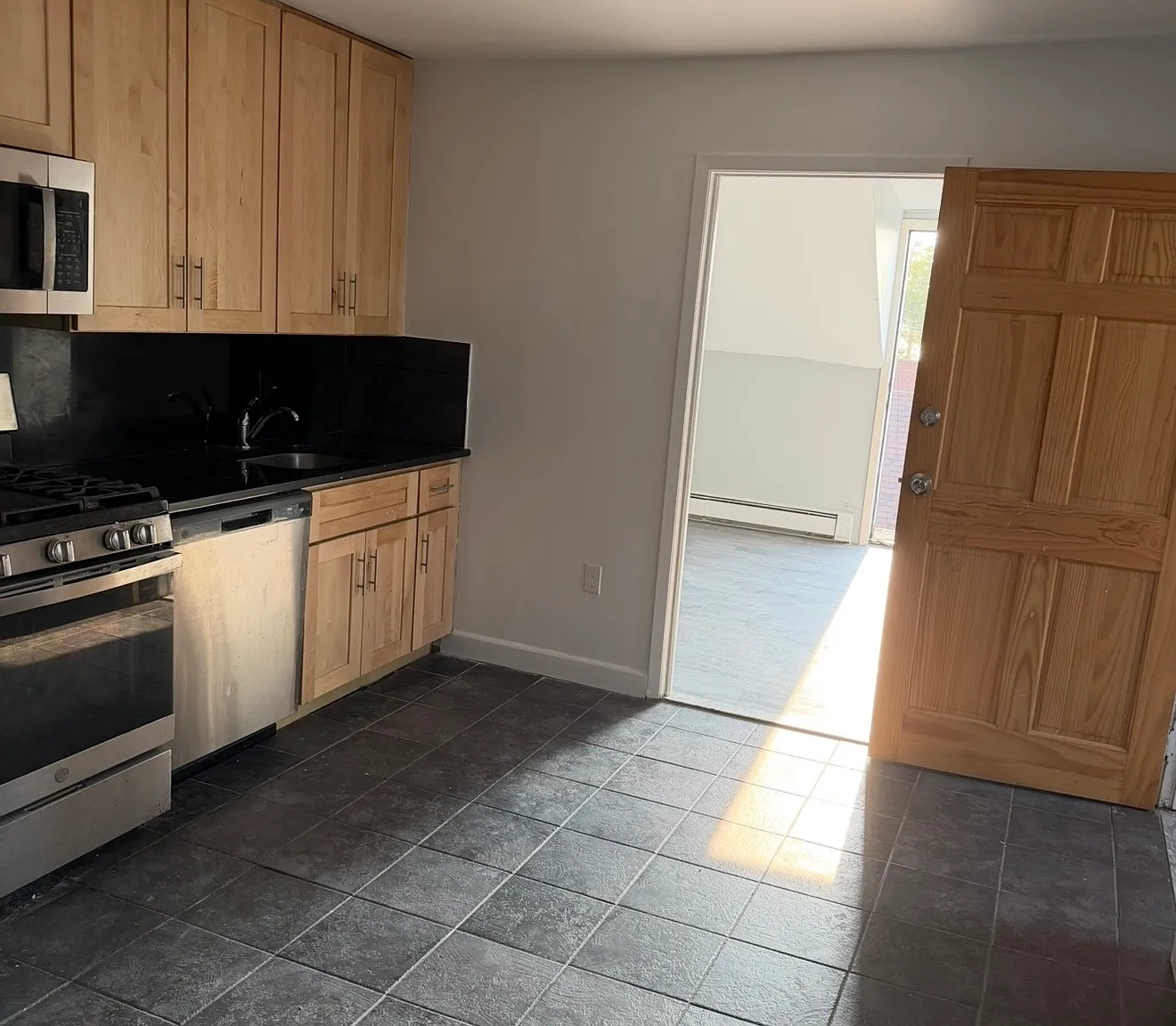 2 bed, 600 sqft, $2,200 — Photo 4