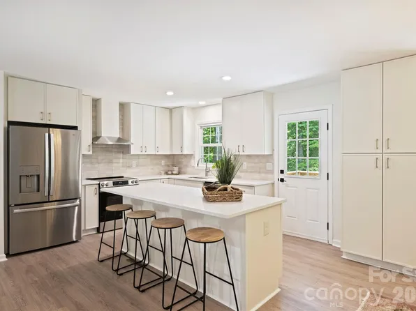 7420 Castlebar Rd, Charlotte, NC 28270