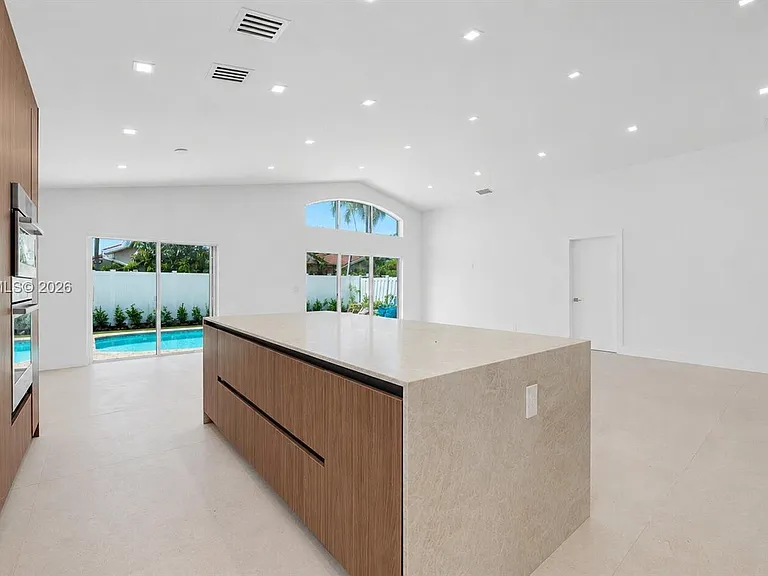 3330 SW 50th St — Photo 5
