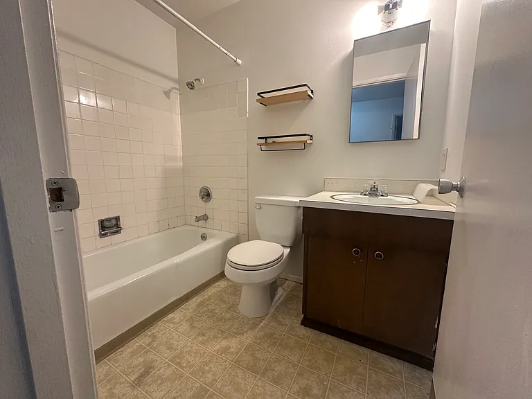 Newport Manor — Photo 18