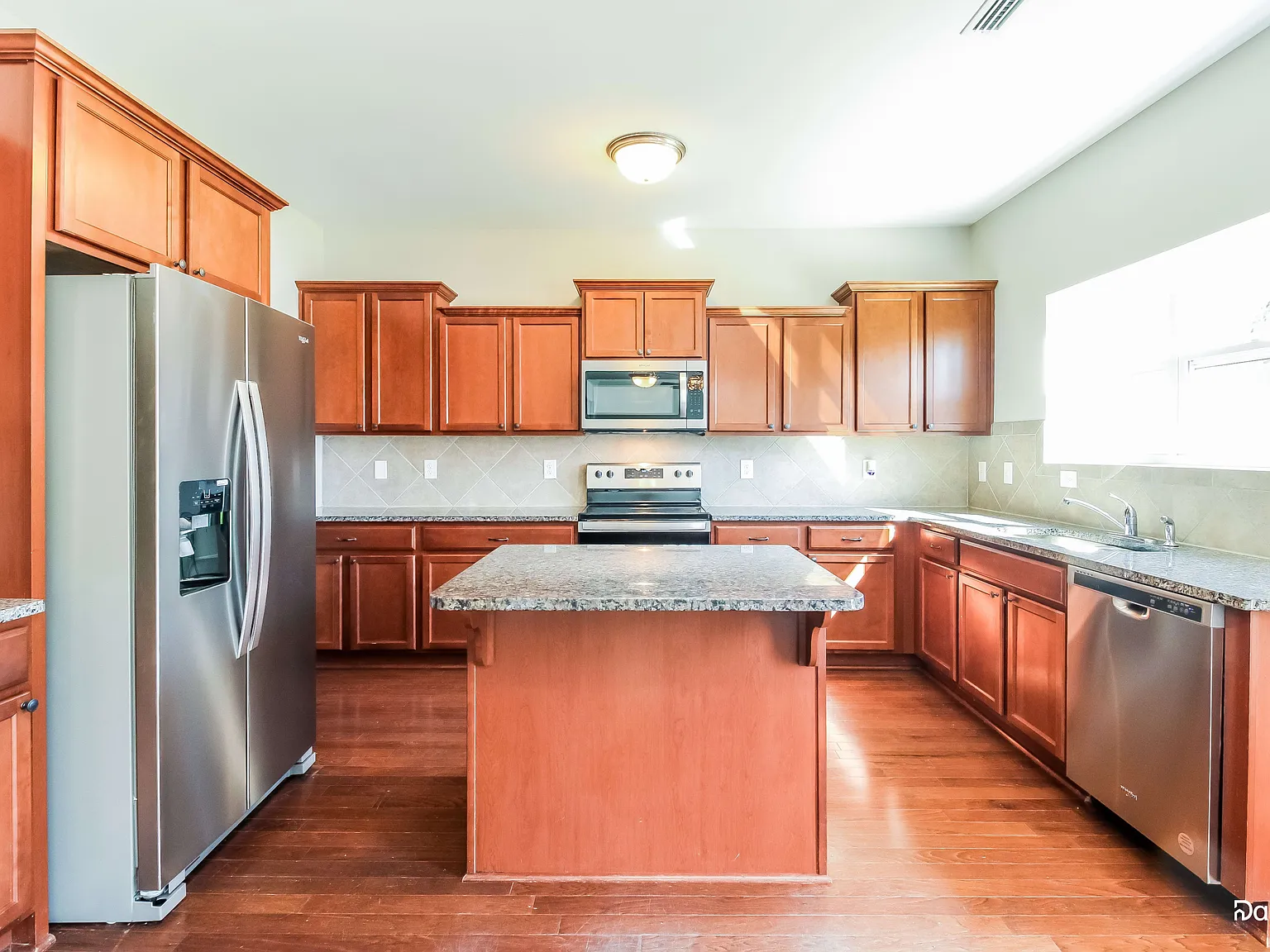 3 bed, 2.5 bath, 2632 sqft, $2,295 — Photo 3