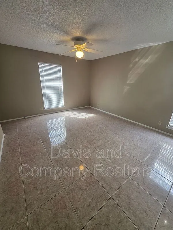 1 bed, 1.0 bath, 600 sqft, $1,050 — Photo 4