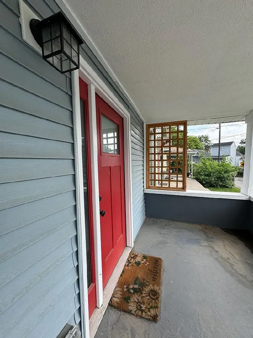 Clifton/Frankfort 3 Bedroom 2-Bath House — Photo 3