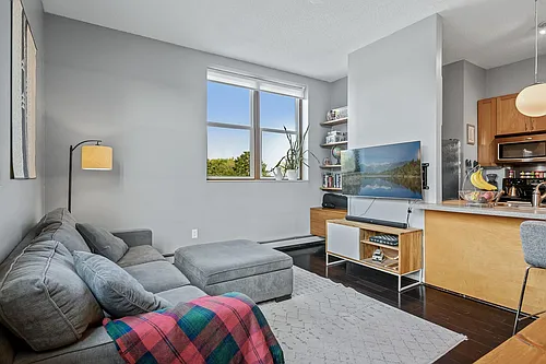 215 7th St NE #301 Photo 1