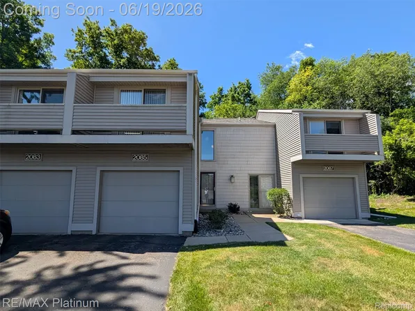 2085 Fox Hollow Dr, Okemos, MI 48864