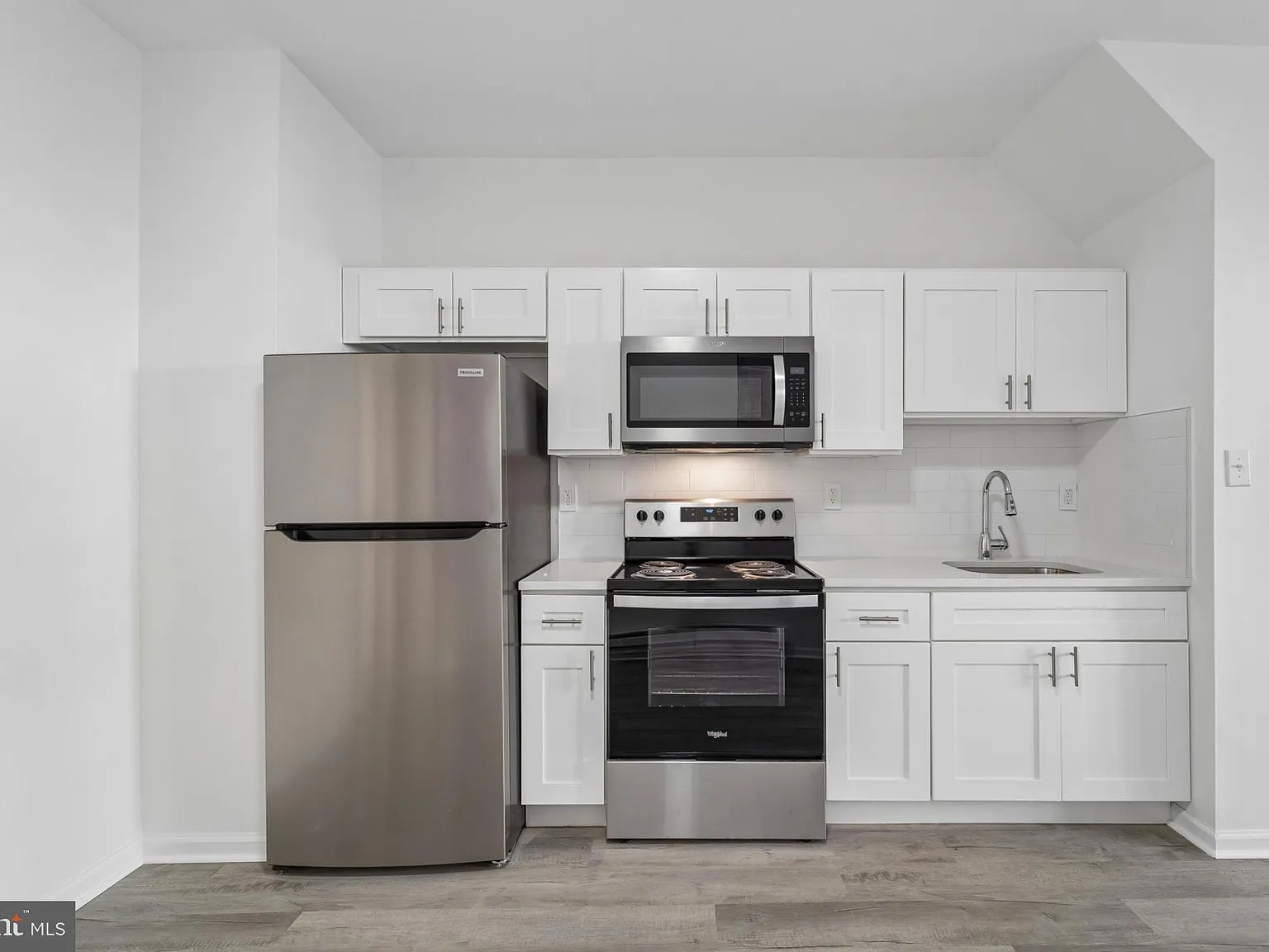 3 bed, 1.0 bath, 1250 sqft, $1,700 — Photo 4