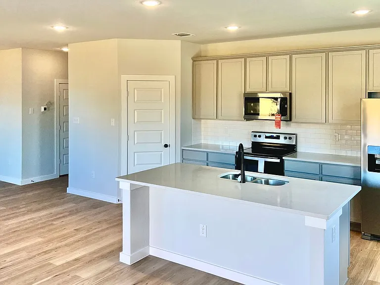 14607 Emerio Dr — Photo 3
