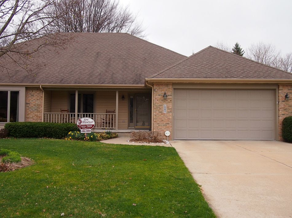 And the living is easy! Looking for a ranch style condo? This one is move-in ready. Wood floors in t
