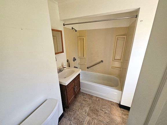 5th image of 186 Burbank St