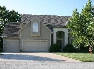 208 NE Hidden Ridge Ln, Lees Summit, MO 64064
