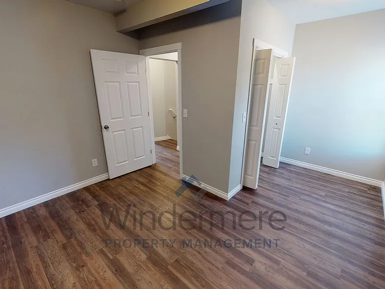 430 E Oak St — Photo 16
