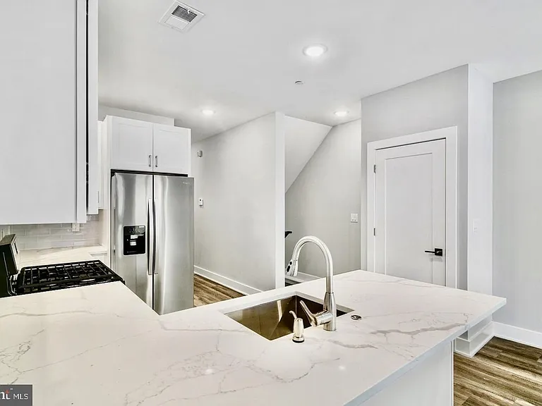 Brand New Luxury Apartments — Photo 8