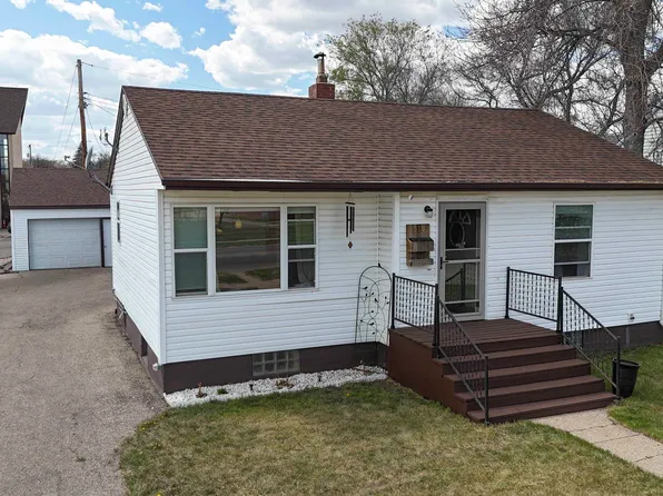519 16th St NW, Minot, ND 58703