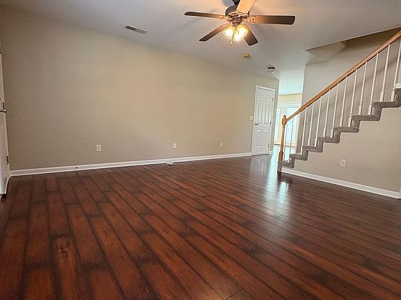 4th image of 823 Coleville Way
