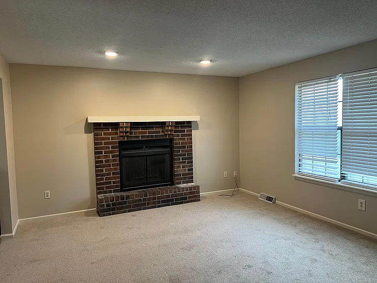 104 SE Flagstone Dr — Photo 3
