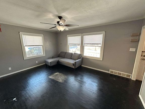 3rd image of 814 Greenwood Dr