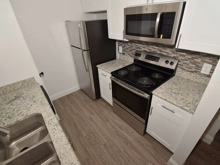 Lakeshore Villa Apartments — Photo 14