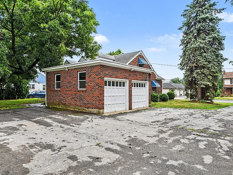 125 W Governor Rd — Photo 3