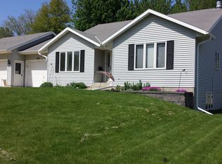 210 Applewood Dr, Carroll, IA 51401