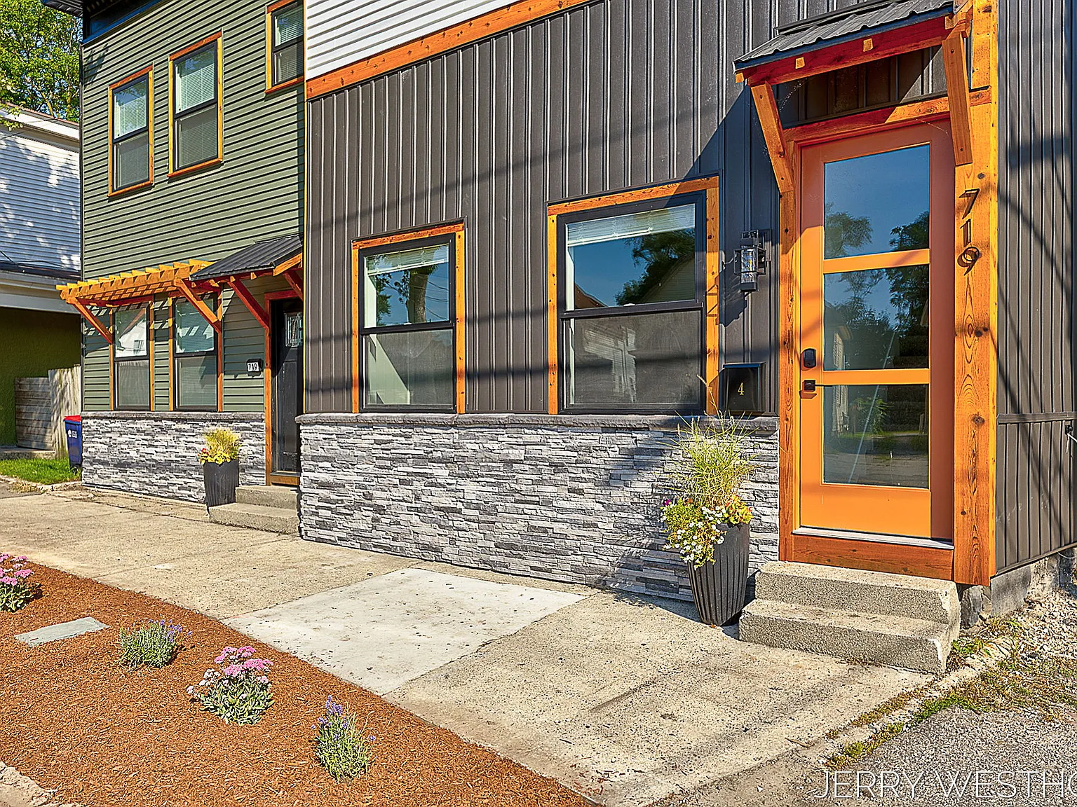 715 Butterworth St SW — Photo 3
