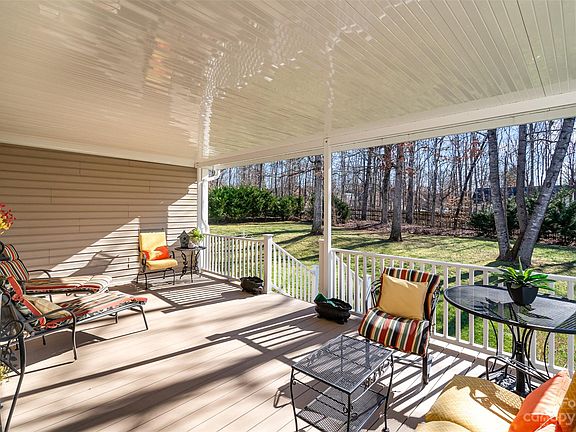 5th image of 262 Donsdale Dr