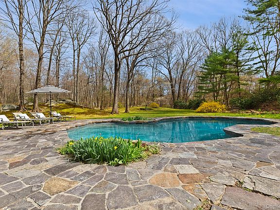 4th image of 137 Old Stone Hill Road