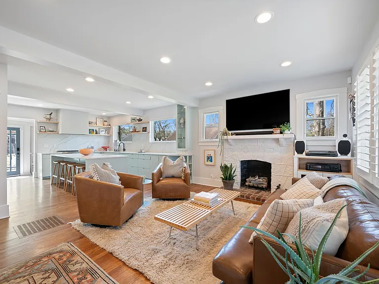207 Morton Ave — Photo 6