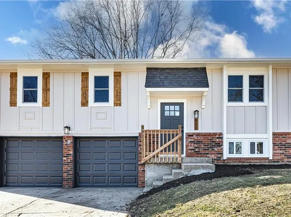 205 Manor Ln, Buckner, MO 64016