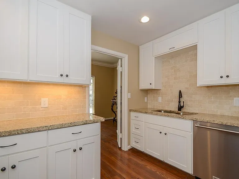 573 N Post Oak Ln — Photo 14