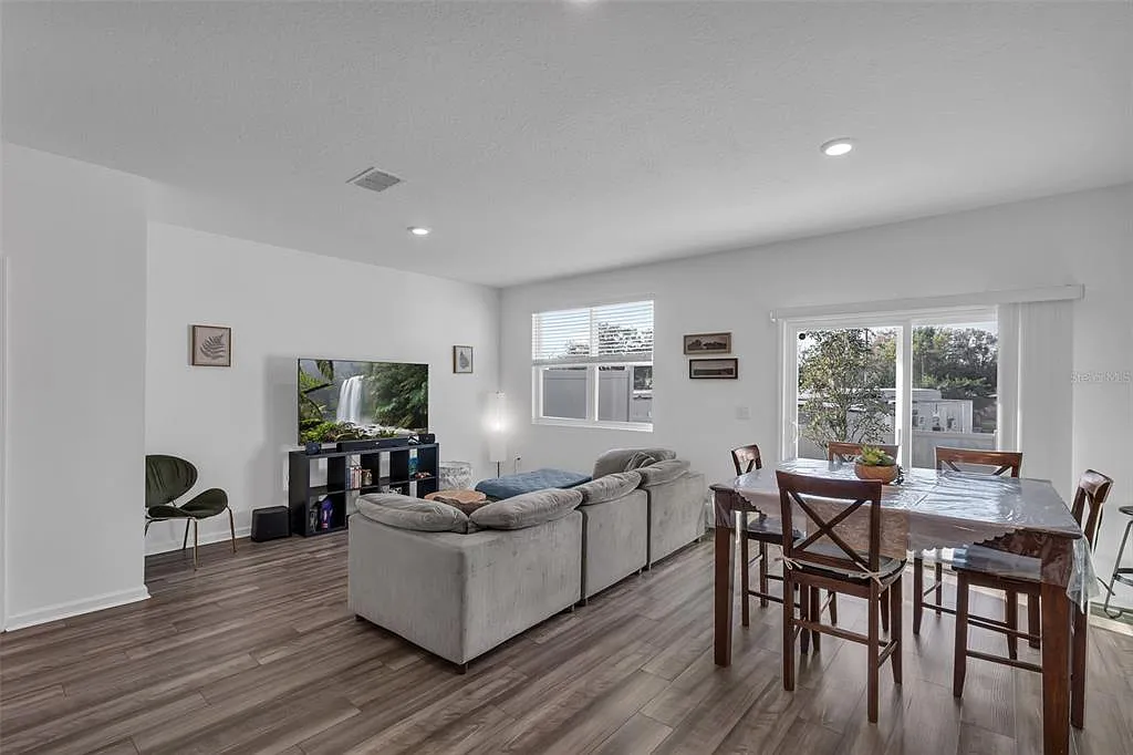 3 bed, 2.5 bath, 1471 sqft, $2,700 — Photo 3
