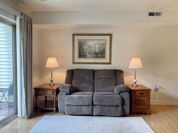 4th image of 34 Wilshire Heights Dr