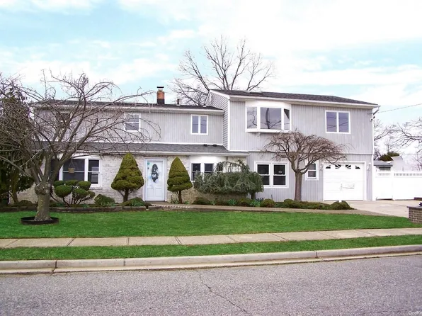 101 Van Buren Street, Massapequa Park, NY 11762