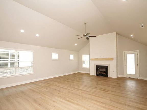 3rd image of 647 Wagon Wheel Ave
