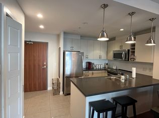 215 W 1st St #211, North Vancouver, BC V7M 1B3