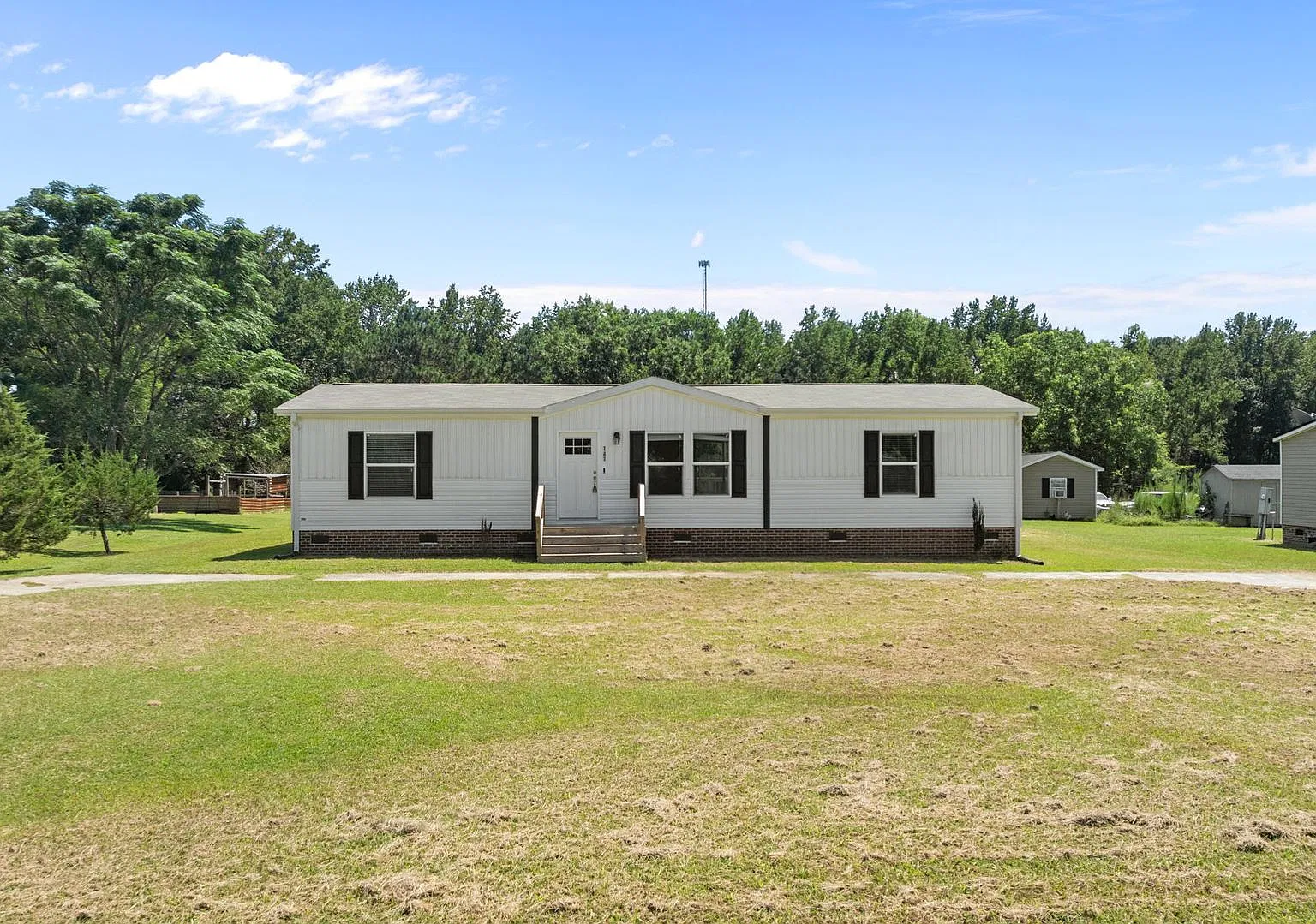 New build home on a spacious lot! — Photo 1