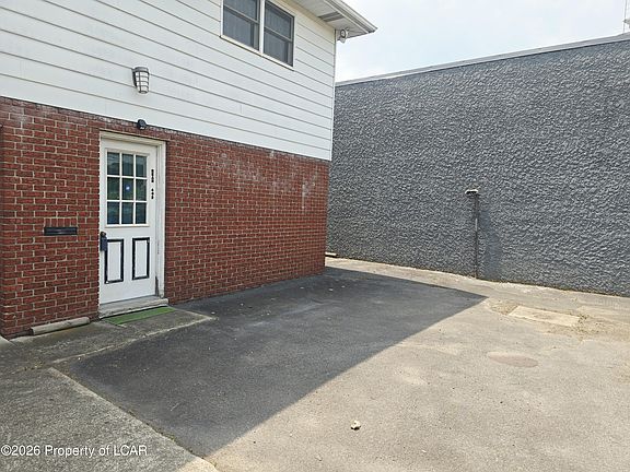 3rd image of 402 Rear Union St