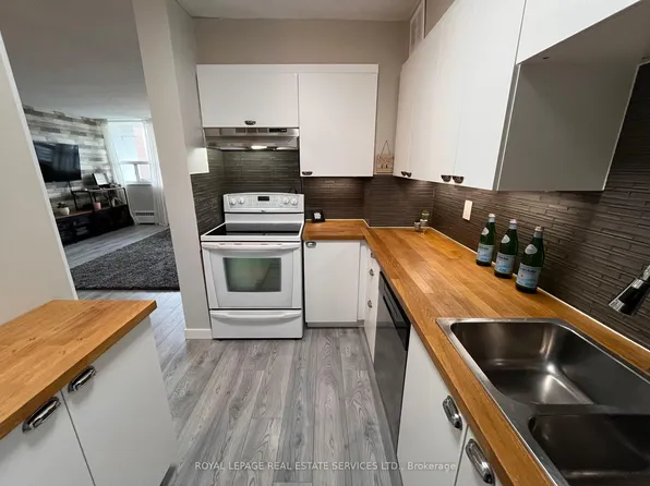 212 Kerr St #601, Oakville, ON L6K 3B1