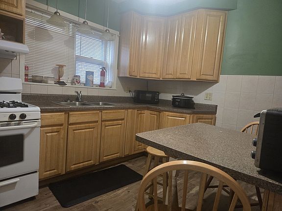 3rd image of 5342 W Newport Ave