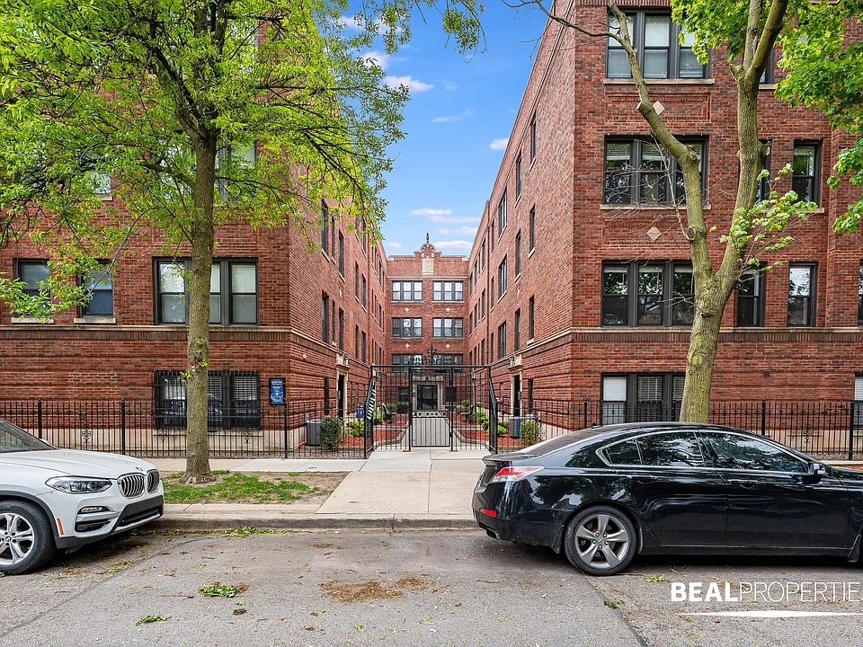2201-09 West Eastwood Avenue