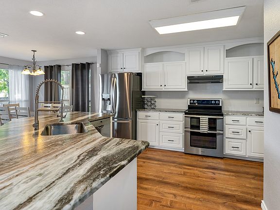 5th image of 109 Arrowhead St
