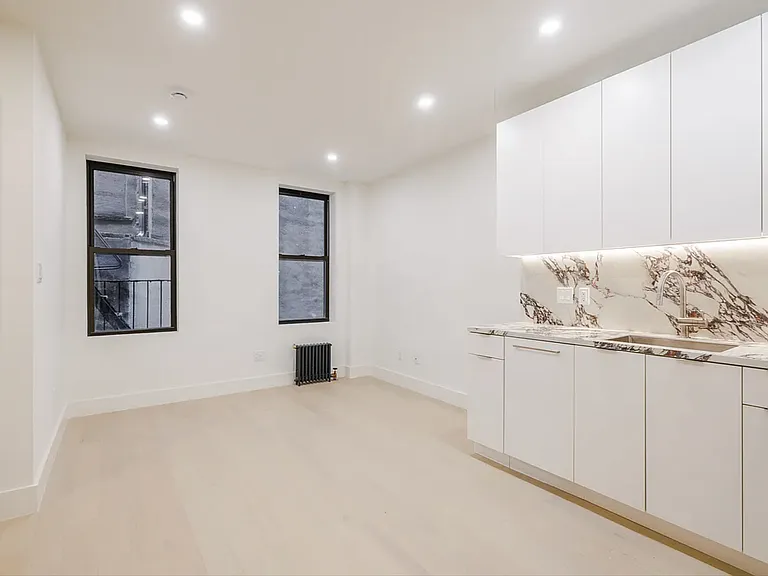 300 W 21st St #21 — Photo 3
