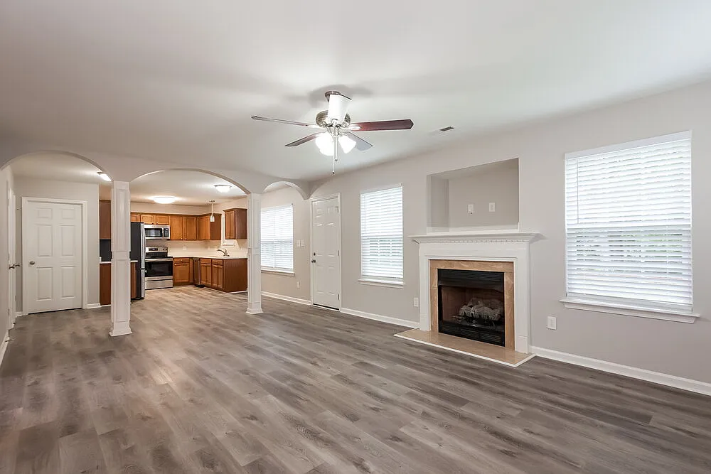 4 bed, 2.5 bath, 2400 sqft, $2,200 — Photo 4